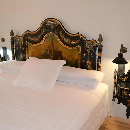 Lo Palauet De La Muralla Bed & Breakfast 2*
