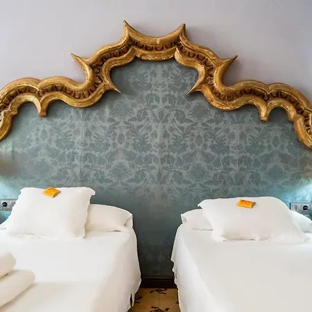 Lo Palauet De La Muralla Bed & Breakfast