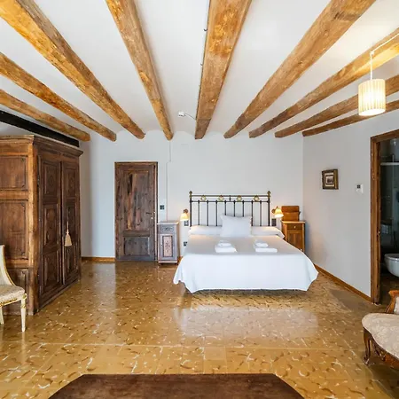 Lo Palauet De La Muralla Bed & Breakfast