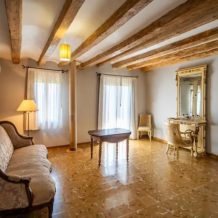 Lo Palauet De La Muralla Bed & Breakfast 2*
